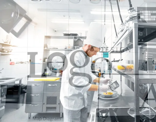 Odzież gastronomiczna z logo restauracji Uśmiechnięta kucharka w profesjonalnym białym uniformie z haftem logo restauracji i czapce kucharskiej, w tle współpracownicy kuchni – profesjonalna odzież gastronomiczna z personalizacją.