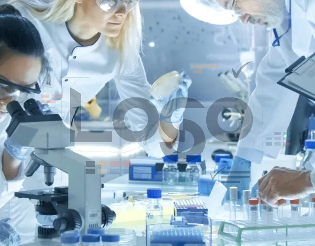 Odzież laboratoryjna z haftem firmowym Pracownicy laboratorium w białych fartuchach z logo placówki, maskach ochronnych i rękawiczkach jednorazowych, pracujący z próbkami w sterylnym środowisku laboratoryjnym.