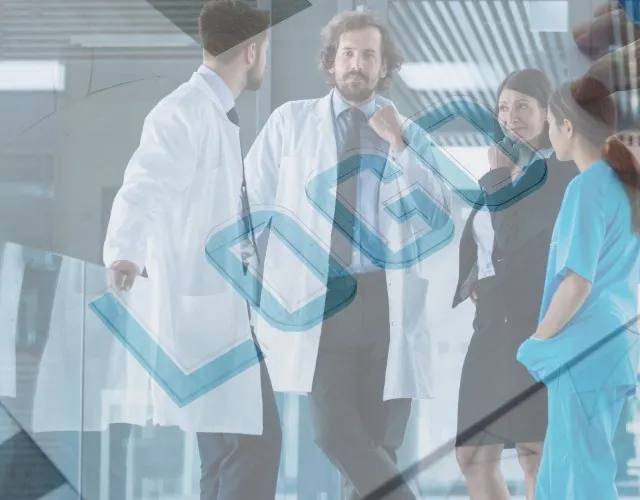 Odzież medyczna z haftem logo placówki Lekarka w białym fartuchu medycznym z haftem logo placówki i stetoskopem, w profesjonalnym środowisku medycznym – odzież medyczna z personalizacją firmową.